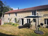 Maison renovee en pierres séjour spacieux avec jardin et terrasse aménagée près Omaha beach & Bayeux à 5mn de la mer tous commerces - Bed and Breakfast Commes
