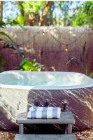 The Blue Bungalow - Peaceful, Porch, Hot Tub, Downtown - Chambres d'hôtes Orlando