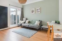 4-Bed House for Contractors, Business Staff, Groups, Families, WiFi, Parking, SmartTV, Sleeps 9, 4 Minutes From WarringtonTown - B&B Warrington