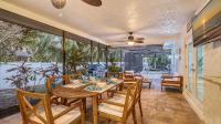 Casa Del Mar - Pet Friendly House on Siesta Key w/ Outdoor Patio & Private Screened-In Heated Pool! - Chambres d'hôtes Siesta Key