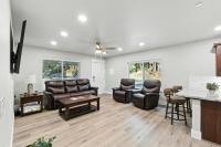 The White House Coveted Triplex Near Lake - B&B Tollhouse