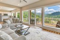 Smoky Mtn Getaway: Modern 2BR/2BA w/Stunning Views - Bed and Breakfast Maggie Valley