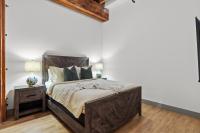 Stylish Riverfront Loft - Steps from the Arch & Nightlife - B&B San Luis