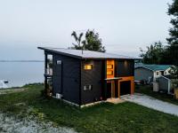 Casa Luna Chic Lakehouse BBQ Game Room LakeViews - B&B Orillia