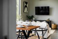 Casa Luna Chic Lakehouse BBQ Game Room LakeViews - B&B Orillia