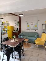 Appart' année 70 qui ose les couleurs - B&B Châteauneuf-en-Thymerais