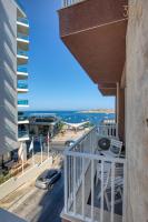 Seafront Home opposite beach with WiFi & AC in Qawra by 360 Estates - B&B San Pawl il-Baħar