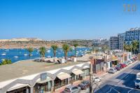 Stylish 2BR Stay with Balcony Sunsets & Sea Views by 360 Estates - Chambres d’hôtes San Pawl il-Baħar
