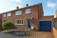 MODERN 3 BEDROOM PROPERTY WITH FREE DRIVEWAY PARKING by SHIRE STAYS - B&B