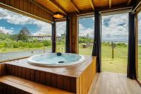 Lindos Bangalos a beira da Lagoa com hidromassagem lareira e churrasqueira individual e cozinha completa - B&B Imbituba