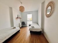 Appartement Élégant avec Loggia & Parking Privé - Bed and Breakfast La Rochelle