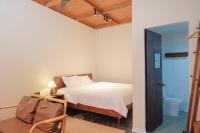 Habitación con cama extragrande y vistas al jardín