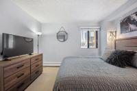Cozy & Spacious 2BR in Downtown very close to Stampede and 17th Ave with Parking and AC - Chambres d'hôtes Calgary