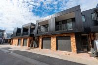 Modern 3 Bedroom Townhouse Near Adelaide with Workspace and Parking - Bed and Breakfast Bowden