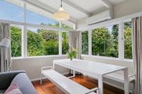 Kiwiana Cottage 1 minute walk to the lake - B&B Taupo