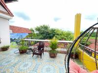 Zimmer mit Kingsize-Bett und Bergblick