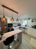 Sunset View 2BR Apartment - Beautiful London View & Free Parking - Bed and Breakfast Londen