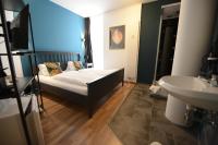 Camera Matrimoniale con Servizi Igienici in Comune