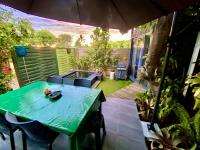 Tiny house under a tree by Vaiava beach - Chambres d’hôtes Punaauia