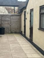 2 bedroom bungalow, 15 minutes to Alton Towers, dog friendly - Chambres d'hôtes Wetleyrocks