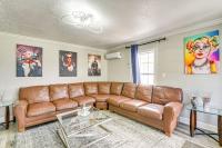 Walk to Harrisburg Blvd: East Downtown Houston Apt - B&B Houston