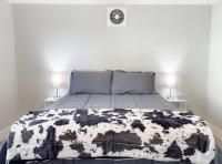 Country Living 3BR with fenced yard on Mooney - B&B Visalia