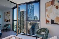 High-Rise CBD Apt L50 Luxe City Views and Free Parking - Chambres d'hôtes Melbourne