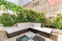 Refreshed apartment with private garden - B&B Almada