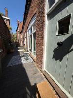 Mews - Worcester City - Gated - Self Check In - Free WIFI - 1 King - 2 Doubles - 1 Cot - TVs in bedrooms - Sleeps 6 - Free Parking - Pets welcome - Chambres d'hôtes Worcester