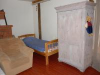 Deze driepersoonskamer heeft een gedeelde badkamer.