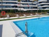 NEUE Ferienwohnung in Andalusien an der Costa del Sol - Boho Style - 40 qm Terrasse, 3-Bedroom, Pool, Gym, Work Lounge - B&B Estepona