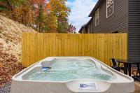 Peaceful Escape 2BR Retreat w Private Hot Tub - Bed and Breakfast Sevierville