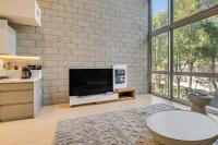 Walk to Universal Studios: Loft-Style LA Home - B&B Los Ángeles