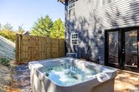 Peaceful Getaway Hot Tub Perfect Location - Bed and Breakfast Sevierville