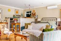 The Old Pool House, Stylish Large Studio in Private Country Estate with Air Con - B&B Bradford-on-Avon