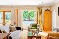 The Old Pool House, Stylish Large Studio in Private Country Estate with Air Con - Chambres d'hôtes Bradford-on-Avon