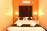 Zimmer mit Queensize-Bett und Poolblick