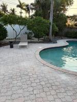 Mid-Century with Outdoor Oasis - Bed and Breakfast Fort Lauderdale