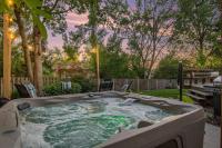 Central Family Oasis with Hot Tub & Fenced Yard - Ferienwohnung Omaha