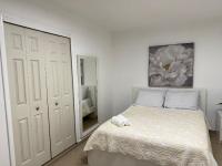 Hollywood Apartments - C - B&B