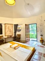 Habitación con cama extragrande y vistas a la piscina