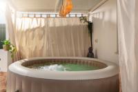"Linda's Guest House" Beach House with Private Patio & Hot Tub, 3 Min from the Beach - Chambres d'hôtes Costa de Caparica