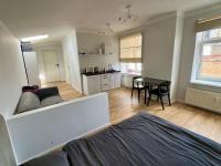 Old Town Quiet Rooftop Studio Apartment - Bed and Breakfast Riga