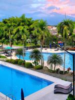 Alojamiento Familiar para 19 - A 5min del Aeropuerto-Parque del Café - Con Piscina - By Molca Travel - B&B Armenia