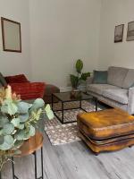 4-Bed Family House in Leeds with park view - Ferienwohnung Emley