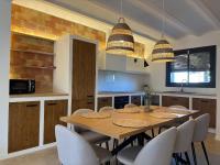 Can Pou, charming village house in Girona - Ferienwohnung Campllong