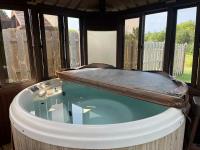 La campagne en ville avec spa - Bed and Breakfast Laval