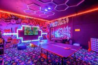 Upstay Mansion w Cinema Games Pool- Sleeps 24 - Chambres d'hôtes Kissimmee