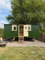 Cosy Shepherd Hut - Bed and Breakfast Kempsford