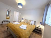Stunning One Bed Flat at Dawe Luxury Suites - An Entire Apartment near Ely Cathedral & Train Station - The Perfect Base to Explore Ely, Cambridge, Norfolk & London - 2 Guests Max - Bed and Breakfast Ely